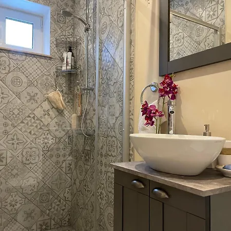 Exquisite 1br Apts In Center W Parking Apartman